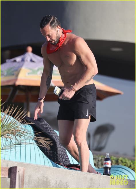 carl lentz body|Pastor Carl Lentz Bares Ripped Body at the Beach。